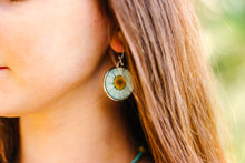 Load image into Gallery viewer, Daisy Floral Earrings
